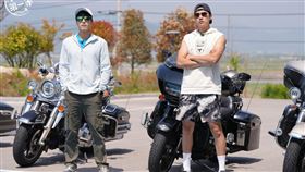 唐振剛(左)、潘君侖錄製在韓國西南部的全羅道搭乘哈雷機車進行韓國海岸線巡禮。（圖／八大電視提供）