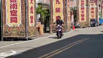 宮廟活動路肩擺大立體燈柱　民怨騎車危險