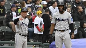 ▲馬林魚三壘審被自家選手擊出的界外球打中小腿，檢查過後是骨折。（圖／路透社／達志影像）