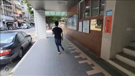 ▲新北市板橋冷氣砸死女大生案，李姓工人被問到要不要向家屬道歉時，拔腿狂奔。（圖／翻攝畫面）