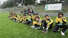 ▲台中龍井國小手球隊遠赴丹麥喬陵蘭國際手球分齡錦標賽，奪得亞軍，成績斐然。（圖／龍井國小提供）