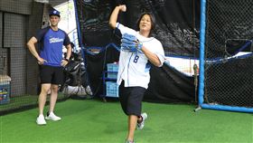 ▲富邦新洋投伍茲（Stephen Woods Jr.）指導好萊塢明星「韓哥」姜成鎬（Sung Kang）投球。（圖／富邦悍將球團提供）