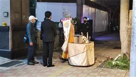 冷氣,女大生,招魂,擲筊,允杯,板橋,新北,記者莊淇鈞攝影