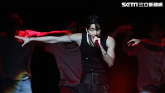 韓勝宇台上掉耳機0慌張　超強實力全嚇壞