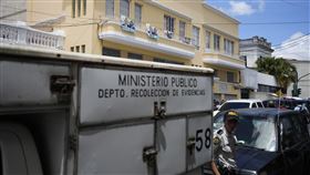 警方查抄總統候選人阿雷巴洛（Bernardo Arevalo）所屬「種子黨」（Semilla）總部。（圖／美聯社／達志影像）