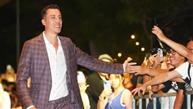 NBA球星羅賓森出席品牌活動走紅毯（3）美國職籃NBA熱火隊球星羅賓森（Duncan Robinson）（左）訪台，21日到台北出席微風南山潮流時空之夜活動，羅賓森穿西裝走紅毯，親切的與群眾互動。中央社記者王騰毅攝  112年7月21日