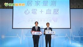 心房顫動臨床上不一定有明顯症狀，又伴隨潛在中風風險，因此2022年台灣高血壓治療指引也推薦臨床使用心電血壓計，呼籲有高血壓的民眾也要重視心電圖量測。(（圖左）台灣高血壓學會名譽理事 王宗道醫師（圖右）中華民國心律醫學會理事 陳永隆醫師)