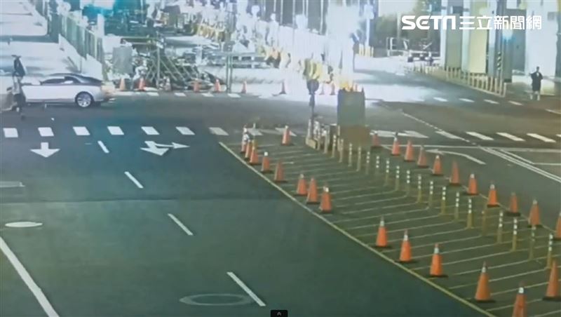 雙載機車與奧迪相撞！乘客頭部重創無意識