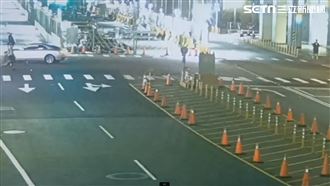 雙載機車與奧迪相撞！乘客頭部重創無意識