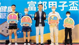 2023富邦甲子盃倡導活躍健康、人際共融理念，贈禮給圍棋與桌球最年長及最年輕選手(由左至右分別是桌球最小、桌球最長、北富銀郭倍廷總經理、圍棋最長、圍棋最小) （圖／台北富邦銀行提供）