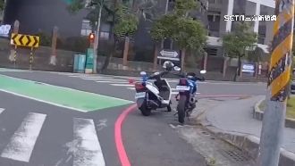 車牌「翹牌」無法辨別遭攔　車主拒簽罰單