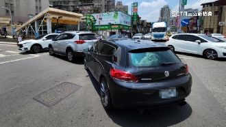 禮讓闖紅燈行人挨撞　駕駛控警要自己攔人
