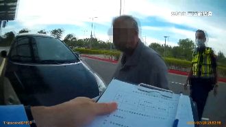 賺200罰10萬　七旬翁開白牌車載客被抓包