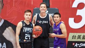 熱火「阿舍哥」羅賓森訪台和PLG高國豪、簡廷兆在北車PK三分球。(圖／富邦勇士提供)
