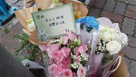 政大女遭冷氣砸死事件已3天，有民眾不捨拿鮮花前來悼念；也有該校學長獻花並寫下卡片，要學妹「去天上做個快樂的天使。」（圖／翻攝圖片）