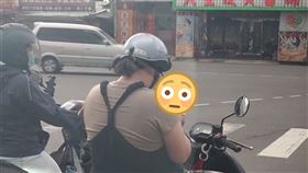 女騎士等紅燈時拿出書本閱讀。（圖／翻攝自路上觀察學院 臉書）