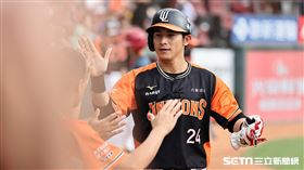 ▲統一獅中外野手陳傑憲跑回球隊第1分。（圖／記者劉彥池攝影）