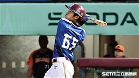 ▲樂天桃猿外野手林政華高飛犧牲打送回郭永維。（圖／記者劉彥池攝影）