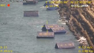 天使輪600貨櫃漂流阻航道　颱風前難撈完