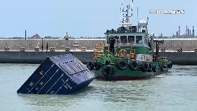 文 貨櫃塞航道1800