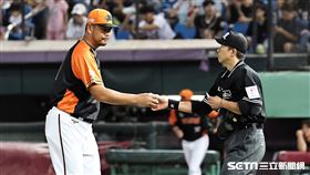 ▲統一獅投手教練羅錦龍上場更換投手。（圖／記者劉彥池攝影）