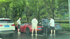 布加迪撞BMW（圖／翻攝自微博）