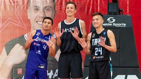 攻城獅球星高國豪(左1)頂著清爽俐落的平頭現身。（圖/）