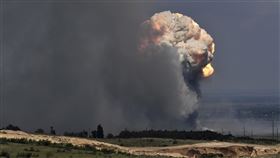 2023 年 7 月 19 日星期三，克里米亞基洛夫斯基區的一個彈藥庫上空升起濃煙，該設施發生爆炸。(圖/美聯社/達志影像)
