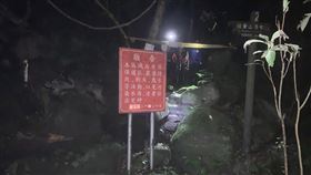 7人新北石門溯溪迷路困4小時獲救 1男子送醫7名友人22日相約前往新北市石門區溯溪，上午10時將車停在青山瀑布停車場後入山溯溪，下午4時許，領隊發現迷路，消防局獲報後派員入山搜救，晚間8時許將7人護送到登山口，其中1名男子體力不支送醫治療。（讀者提供）中央社記者王朝鈺傳真 112年7月22日