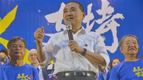 出席同鄉會  侯友宜：讓嘉義出一個總統國民黨總統參選人侯友宜（前中）22日新北市板樹體育館出席「中華民國嘉義同鄉會新北侯援會」，致詞時表示，希望嘉義鄉親集中選票支持他，「讓嘉義出一個總統」，能讓台灣安全、經濟繁榮、行政有效率。中央社記者黃旭昇新北攝  112年7月22日