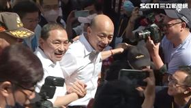 ▲國民黨全代會侯友宜親迎接韓國瑜兩人一見面擁抱，手緊握（圖／記者王家俊攝影）