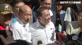 ▲國民黨全代會侯友宜親迎接韓國瑜兩人一見面擁抱，手緊握（圖／記者王家俊攝影）