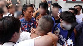 姜成鎬一到現場就被粉絲們圍繞。（圖／本刊攝影組）