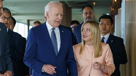 G7峰會 拜登與梅洛尼握手七大工業國集團（G7）領袖高峰會19日起在日本廣島舉行3天。義大利東北部洪水成災，美國總統拜登在G7峰會與義大利總理梅洛尼握手，表達支持與慰問。（義大利總理府提供）中央社記者陳攸瑋羅馬傳真  112年5月22日