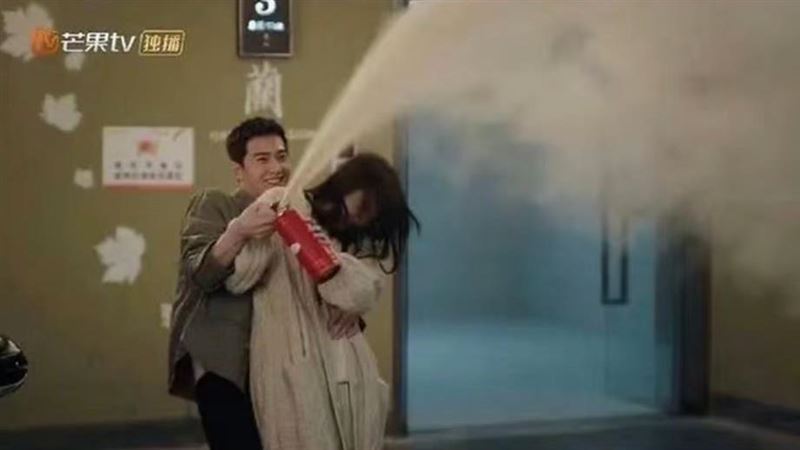 楊洋新戲用滅火器放閃！官媒譴責：不好玩