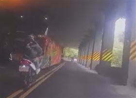 武嶺跑山騎過中線　差點被遊覽車「收掉」（圖／翻攝畫面）