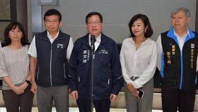 行政院副院長鄭文燦今（23）日上午視察「基隆港西岸旅客中心郵輪作業」。（圖／行政院提供)