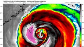 「台灣颱風論壇｜天氣特急」說，根據模式預測，杜蘇芮會越來越大隻。（圖／翻攝自台灣颱風論壇）