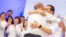 國民黨全代會通過提名侯友宜參選總統造勢，與韓國瑜擁抱（圖／侯辦提供）