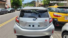 基隆蘇女開車追撞正在路旁卸貨的2名冷氣工人。（圖／翻攝畫面）