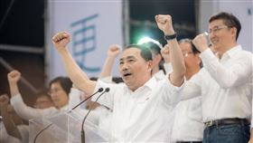 國民黨全代會通過提名侯友宜參選總統造勢，與韓國瑜擁抱（圖／侯辦提供）