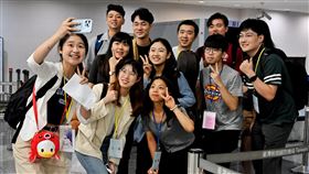 陸生團結束交流行程搭機離台（1）來台交流的陸生團23日搭機離台，部分台灣學生特別到桃園國際機場送機，除了彼此交換禮物外，也不忘把握最後的時間聊天、合照聯絡感情。中央社記者吳睿騏桃園機場攝  112年7月23日