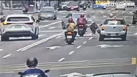 北市男子在光復南路及八德路口的斑馬線上玩滑板，引發目擊民眾不滿。（圖／翻攝畫面）