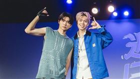 哲哲、瑋瑋（右）今辦活動回饋粉絲。（圖／PressPlay提供）