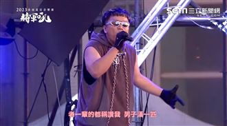 阿跨面幸運拖鞋換人拿　台上被求婚嗆作夢