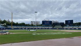 中職富邦悍將與桃猿3連戰  皆因雨延賽受到颱風軒嵐諾影響、雨勢不斷，中華職棒富邦悍將隊週末3連戰都沒能打成，4日與樂天桃猿隊比賽也宣布延賽。圖為新莊棒球場球場狀況。（富邦悍將提供）中央社記者謝靜雯傳真  111年9月4日