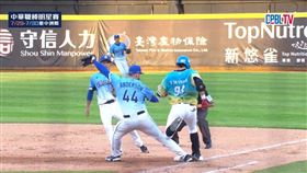 ▲中信兄弟內野手岳東華往一壘跑時，疑似踩到安得勝的腳，右腳腳踝大扭，痛苦倒地後傷退。（圖／擷取自CPBL TV)