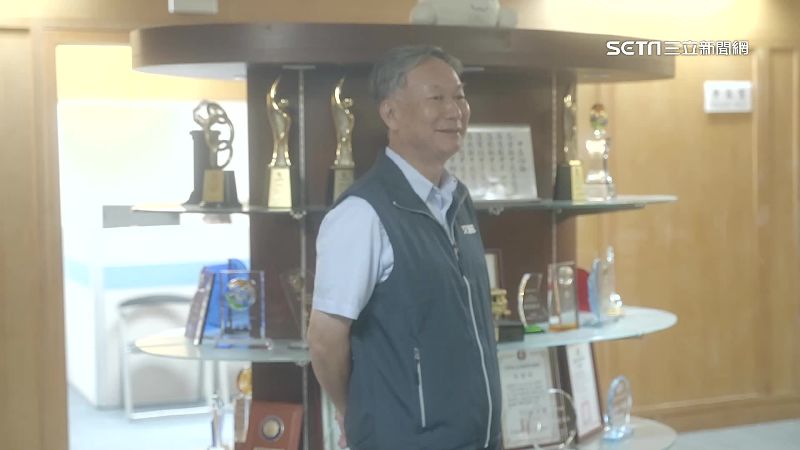 鄭明典卸任颱後腳來　網笑：真人晴天娃娃