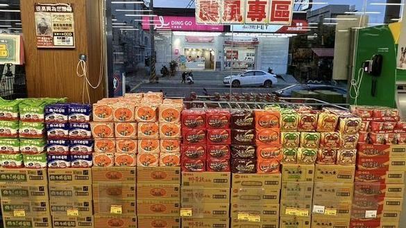 備戰杜蘇芮全聯泡麵山上架　他曝採買人潮