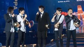 五月天在犀利趴講垃圾話。（圖/犀利趴提供）